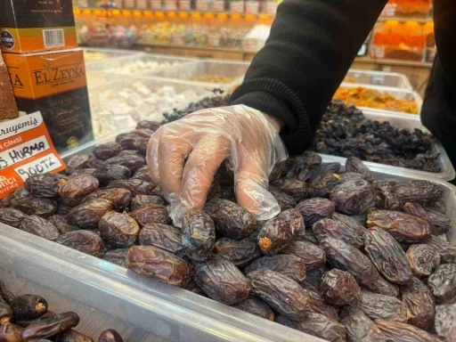 Diyarbakır&rsquo;da Ramazan ayında &rsquo;hurma&rsquo; tezgahlarına yoğun ilgi
