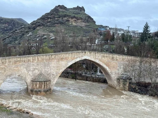 Diyarbakır&rsquo;da sağanak nedeniyle akarsuların debileri arttı
