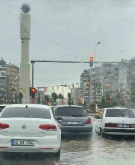 Diyarbakır&rsquo;da sağanak nedeniyle cadde ve sokaklar adeta g&ouml;le d&ouml;nd&uuml;
