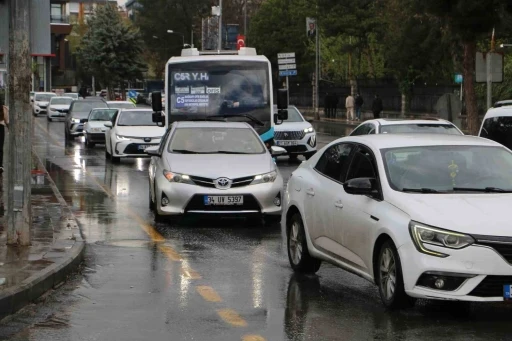 Diyarbakır’da sağanak yağış hayatı olumsuz etkiledi
