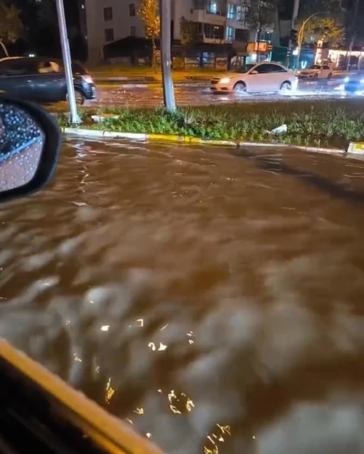 Diyarbakır&rsquo;da sağanak yolları g&ouml;le &ccedil;evirdi
