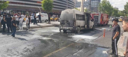 Diyarbakır’da şehir içi minibüs alevlere teslim oldu
