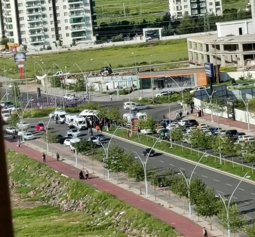 Diyarbakır&rsquo;da şehir i&ccedil;i minib&uuml;s ile otomobil &ccedil;arpıştı: 5 yaralı
