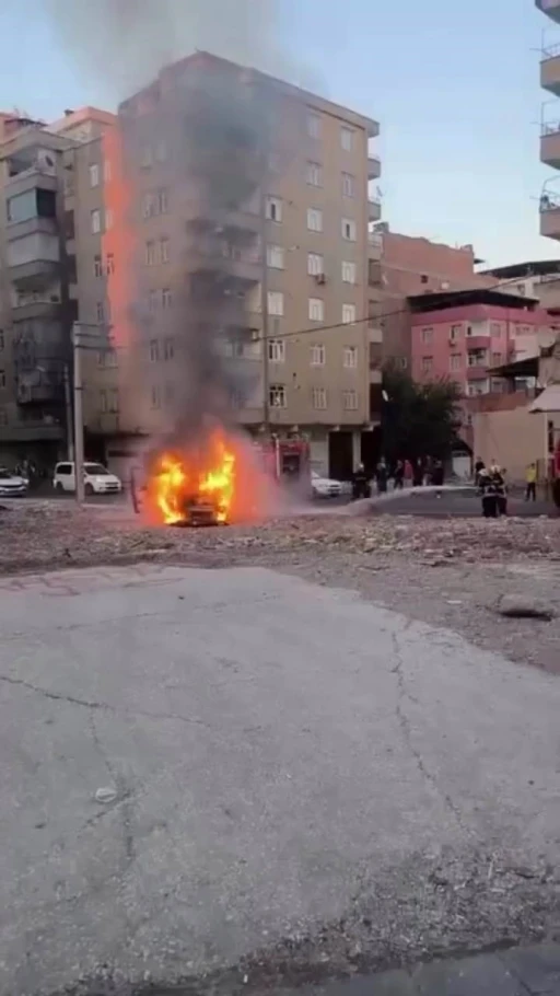 Diyarbakır’da seyir halindeki araç alev topuna döndü
