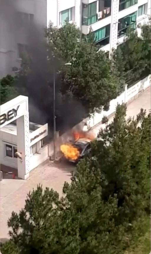Diyarbakır&rsquo;da seyir halindeki ara&ccedil; alev topuna d&ouml;nd&uuml;
