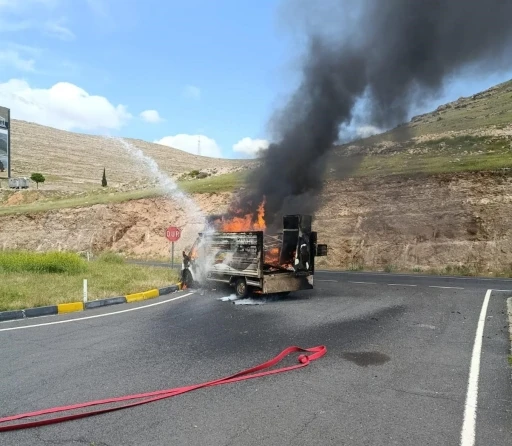 Diyarbakır&rsquo;da seyir halindeki kamyonet alev topuna d&ouml;nd&uuml;
