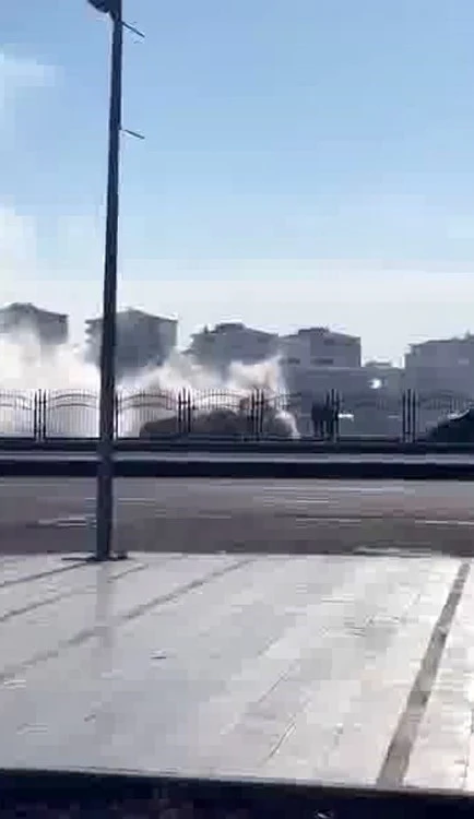 Diyarbakır&rsquo;da seyir halindeki taksi alev aldı
