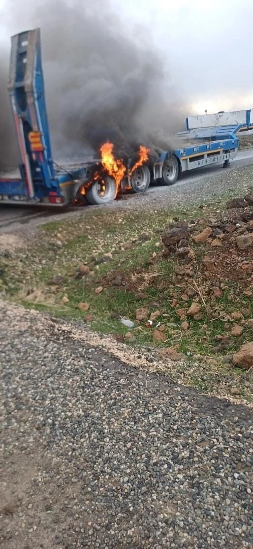 Diyarbakır&rsquo;da seyir halindeki tır alev aldı
