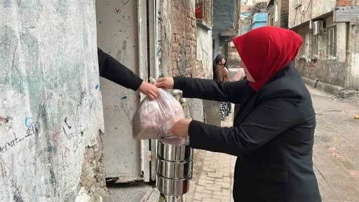 Diyarbakır&rsquo;da sıcak yemek desteği ihtiya&ccedil; sahiplerine umut oluyor
