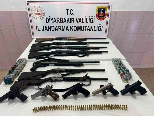 Diyarbakır&rsquo;da silah ka&ccedil;ak&ccedil;ılarına darbe
