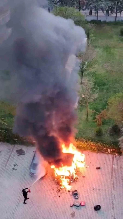 Diyarbakır&rsquo;da site i&ccedil;inde korkutan yangın: Alevler metrelerce y&uuml;kseldi, binadakiler tahliye edildi
