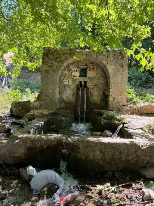 Diyarbakır&rsquo;da tarihi &ccedil;eşme harabeye d&ouml;nd&uuml;

