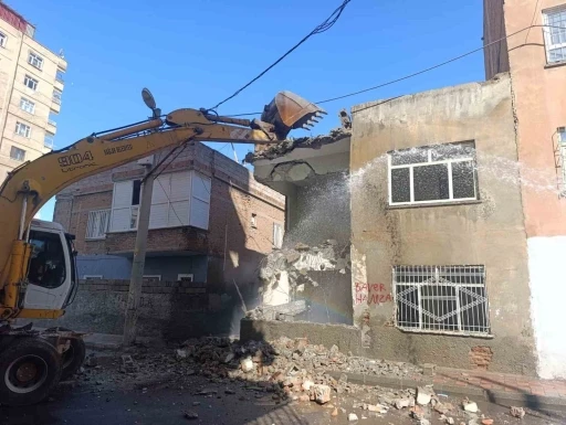 Diyarbakır&rsquo;da tehlike sa&ccedil;an metruk yapılar yıkılıyor
