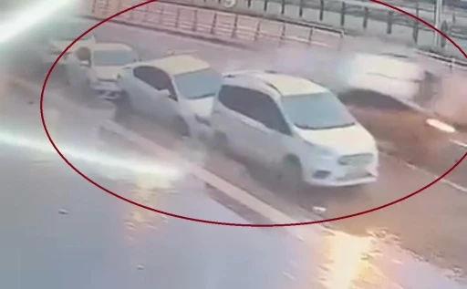 Diyarbakır&rsquo;da ticari taksinin 3 otomobile &ccedil;arptığı kaza kamerada
