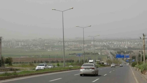Diyarbakır’da toz taşınımına karşı uzmanından uyarı: &quot;Solunum yolu hastalığı olan kişilerde ciddi semptomlara neden olabiliyor&quot;
