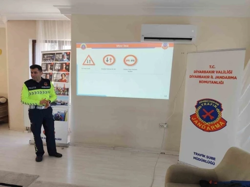 Diyarbakır&rsquo;da trafik ekipleri emniyet kemeri takmanın &ouml;nemini anlattı
