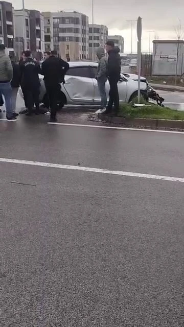 Diyarbakır&rsquo;da trafik kazası: Ara&ccedil; ref&uuml;je &ccedil;arparak durabildi
