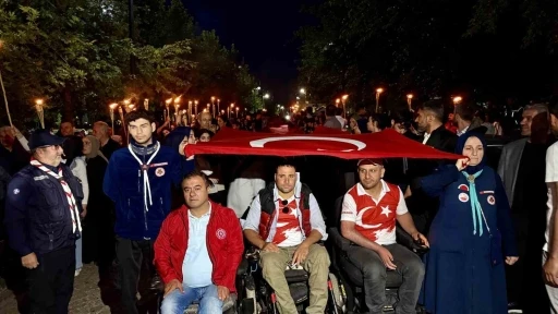 Diyarbakır’da Türk bayraklı &quot;Fener Alayı&quot; yürüyüşü yapıldı
