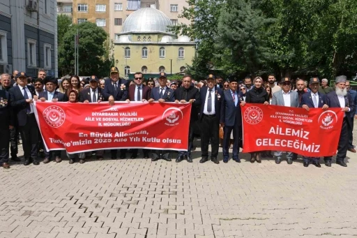 Diyarbakır’da ’Uluslararası Aile Günü’nde kortej yürüyüşü gerçekleştirildi
