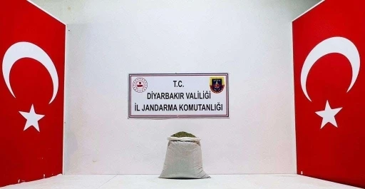Diyarbakır&rsquo;da uyuşturucu operasyonu: 32 kilo esrar ele ge&ccedil;irildi
