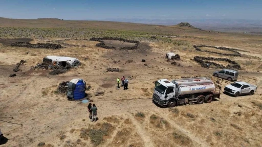 Diyarbakır’da yaylada kalan besicilerin hayvanlarına tankerlerle su taşınıyor
