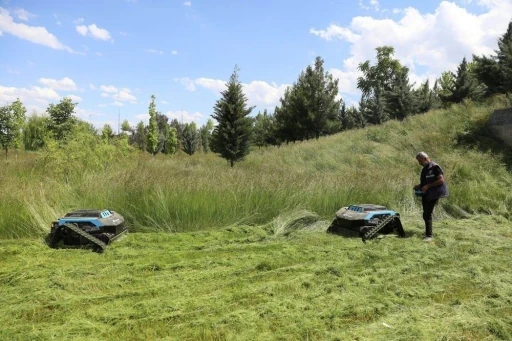 Diyarbakır&rsquo;da yeni nesil ot bi&ccedil;me robotları sahada

