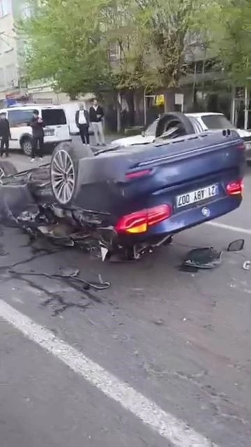 Diyarbakır&rsquo;da zincirleme kaza: Bir ara&ccedil; takla attı, 2 kişi yaralandı

