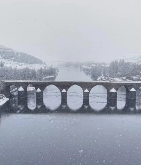 Diyarbakır&rsquo;ın tarihi mekanları beyaz &ouml;rt&uuml; ile kaplandı
