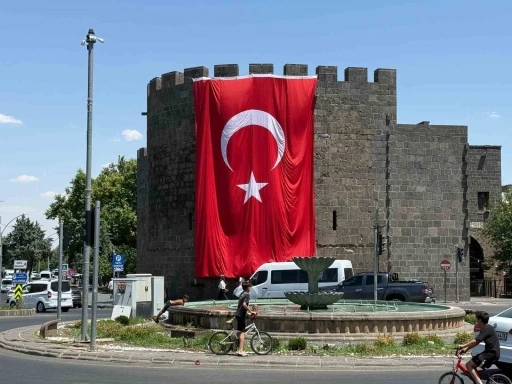 Diyarbakır surlarına dev T&uuml;rk bayrağı asıldı
