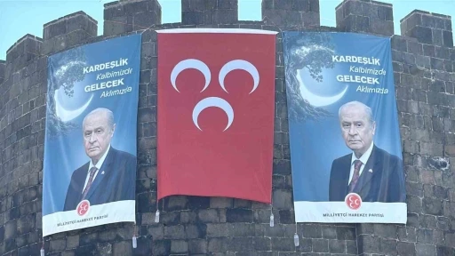 Diyarbakır surlarında MHP lideri Bah&ccedil;eli&rsquo;nin dev posteri asıldı, barış &ccedil;ağrısında bulunuldu
