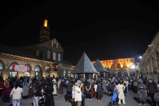 Diyarbakır Ulu Cami Kadir Gecesi’nde doldu taştı
