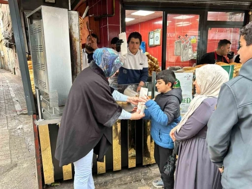 Diyarbakırlı esnaftan Kutlu Doğum Haftası&rsquo;nda 2 bin kişiye d&ouml;ner ikramı

