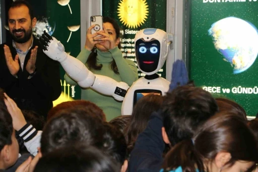 Diyarbakırlı &ouml;ğrenciler atık malzemelerden robot yaptı
