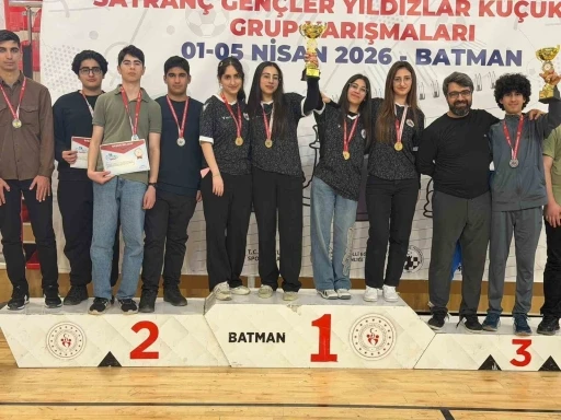 Diyarbakırlı &ouml;ğrencilerden satran&ccedil;ta &ccedil;ifte zafer
