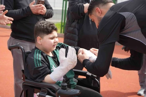 DMD hastası Eray&rsquo;ın Kocaelispor antrenmanı heyecanı
