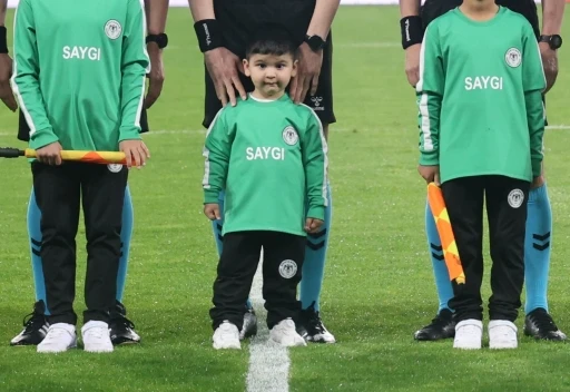 DMD kas hastası minik Mehmet i&ccedil;in Konyaspor-Fenerbah&ccedil;e ma&ccedil;ının seremonisinde farkındalık oluşturuldu
