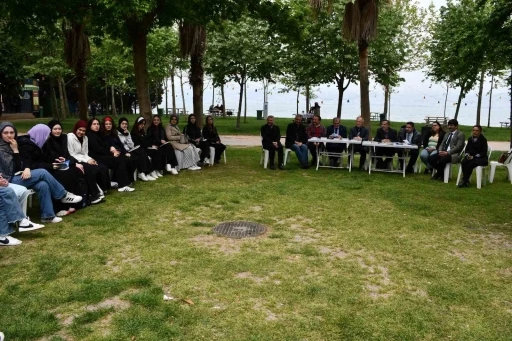 Doğada kitap okuma keyfi
