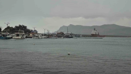 Doğal gaz sondaj &ccedil;alışmasında g&ouml;revli gemiler Amasra Limanı&rsquo;na sığındı
