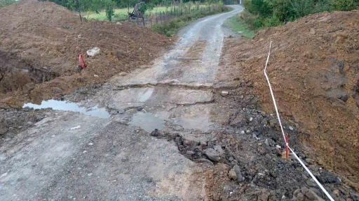 Doğalgaz çalışması sonucu bozulan yollar tehlike oluşturuyor
