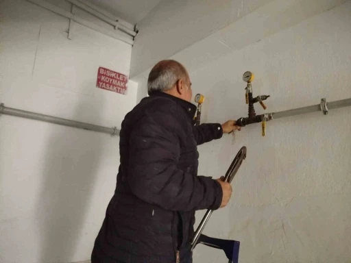 Doğalgaz hattına su borusunu bağladılar: Vatandaşlar hem susuz hem de doğal gazsız kaldı
