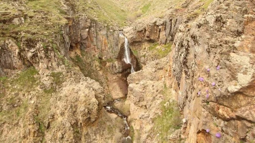 Doğanın bir armağanı gibi duran şelale g&ouml;renleri mest etti
