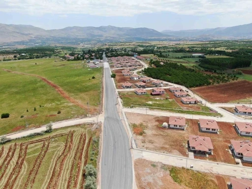 Doğanşehir Yolkoru&rsquo;da tozlu yol tarihe karıştı
