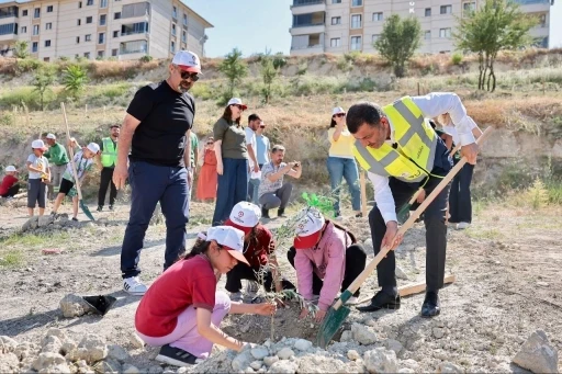 Doğayla buluşan &ccedil;ocuklar zeytin fidanlarıyla yeşile katkı yaptı
