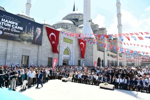 Doğu Karadeniz’in en büyük camisi Hanife Hatun Camii ibadete açıldı
