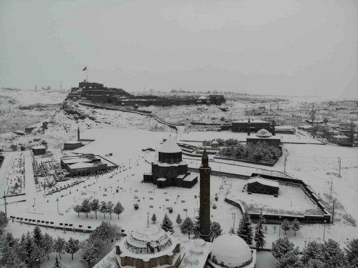 Doğu&rsquo;nun incisi Kars, beyaz gelinliğini giydi: Beyaza b&uuml;r&uuml;nen kent havadan g&ouml;r&uuml;nt&uuml;lendi
