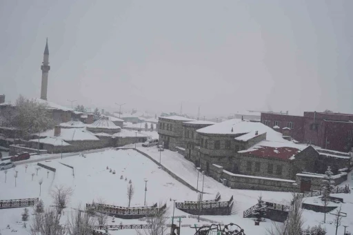 Doğu&rsquo;ya kar yağmurla karışık geri geliyor
