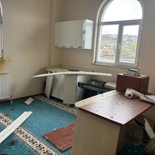Doğubayazıt’ta bir camiye yıldırım düştü
