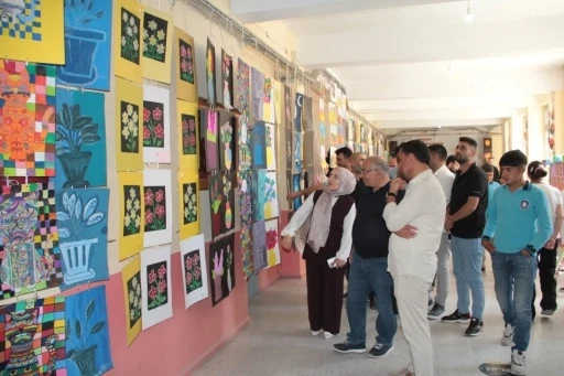 Doğubayazıt’ta öğrencilerin sanat yolculuğu sergiyle taçlandı
