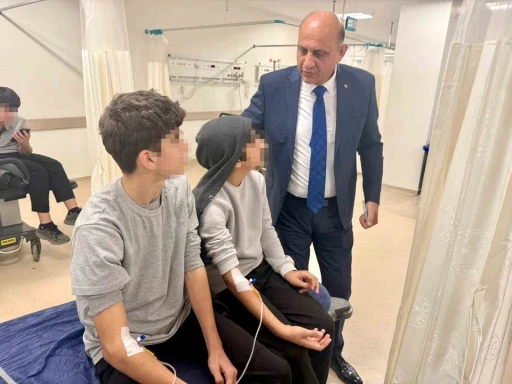 Doğum g&uuml;n&uuml; nedeniyle dağıtılan &ccedil;ikolataları yiyen 10 &ouml;ğrenci hastaneye kaldırıldı
