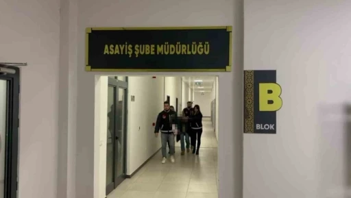 Doğurduğu bebeğini &ccedil;&ouml;p konteynerine atan anne 19 yıl sonra hakim karşısında
